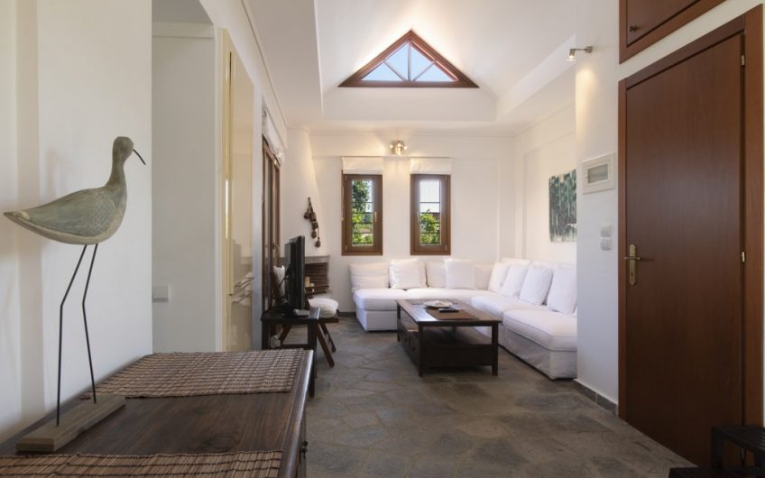 Luxurious well-decorated seafront maisonette