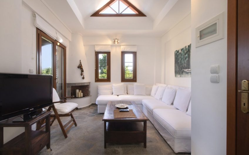 Luxurious well-decorated seafront maisonette