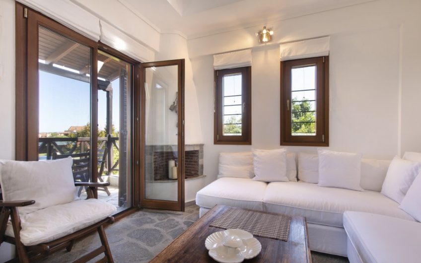 Luxurious well-decorated seafront maisonette