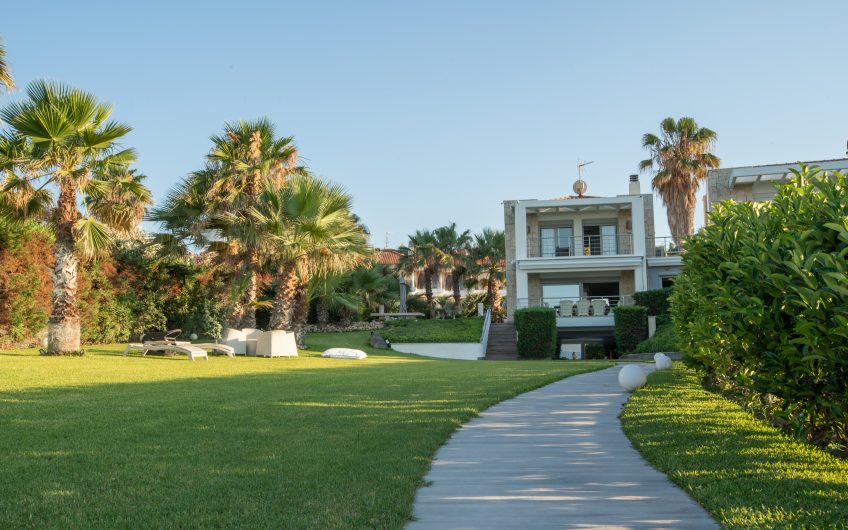 Luxurious Beachfront Pefkochori Villa